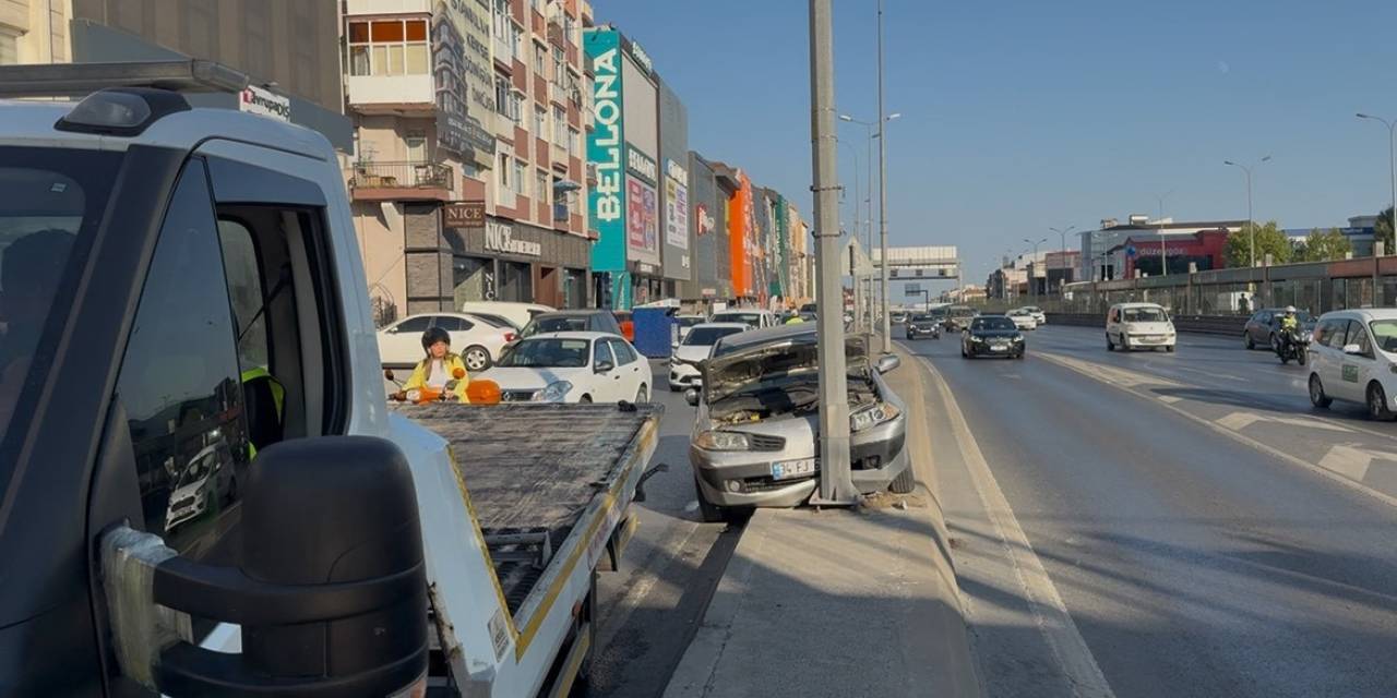 Avcılar E-5 Yan Yolda Refüje Çıkan Araç Elektrik Direğine Çarptı