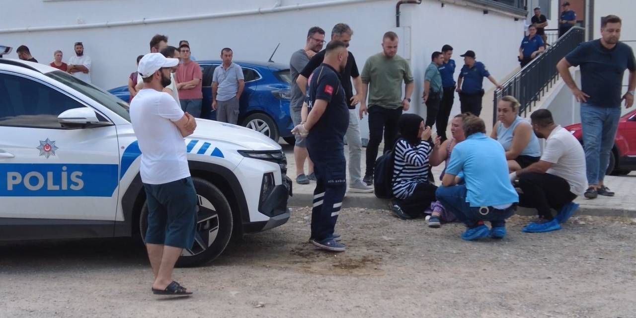 Eşini Ve Oğlunu Öldüren Şahıs Bıçakla İntihara Kalkıştı