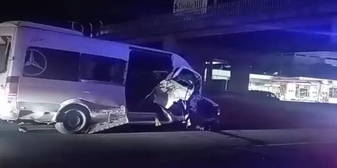 Servis minibüsü, çöp kamyonuna çarptı; 3 yaralı