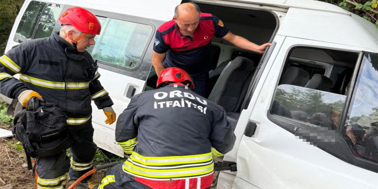 Ordu'da minibüs ile otomobilin çarpıştığı kazada 7'si ağır 16 kişi yaralandı