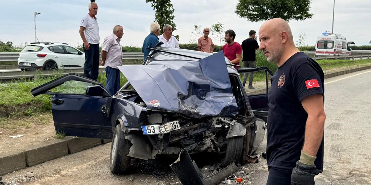 Rize'deki iki araç kafa kafaya çarpıştı: Aynı aileden 6 kişi yaralandı