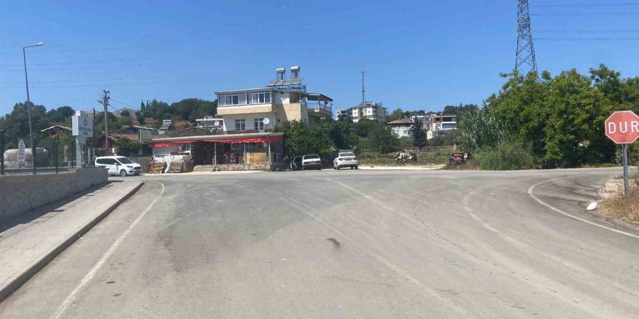 El Frenini Çekmeyi Unutup Arkasından Koştuğu Otomobil Park Duvarına Çarparak Durabildi