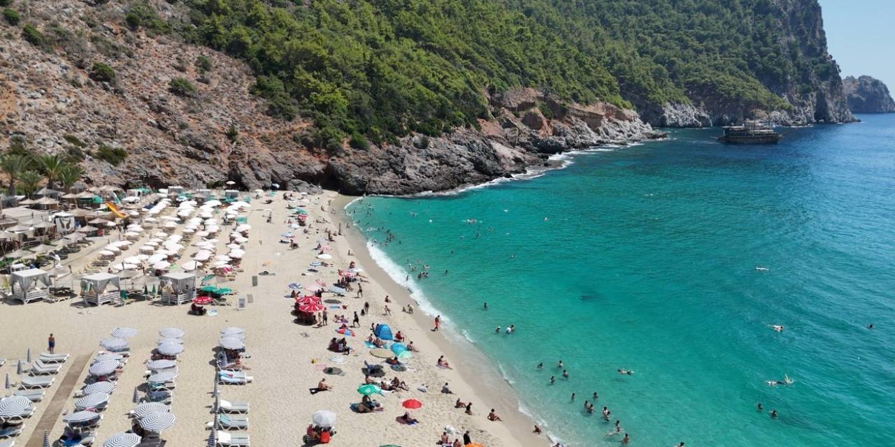 Alanya’da Sıcak Hava Sebebiyle Yerli Ve Yabancı Turistler Plajları Doldurdu