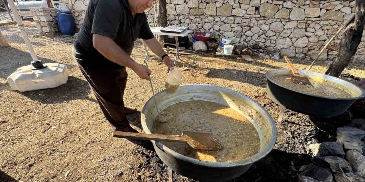 Tarihi Sarıhacılar’da Bin Kişilik Aşure İkramı
