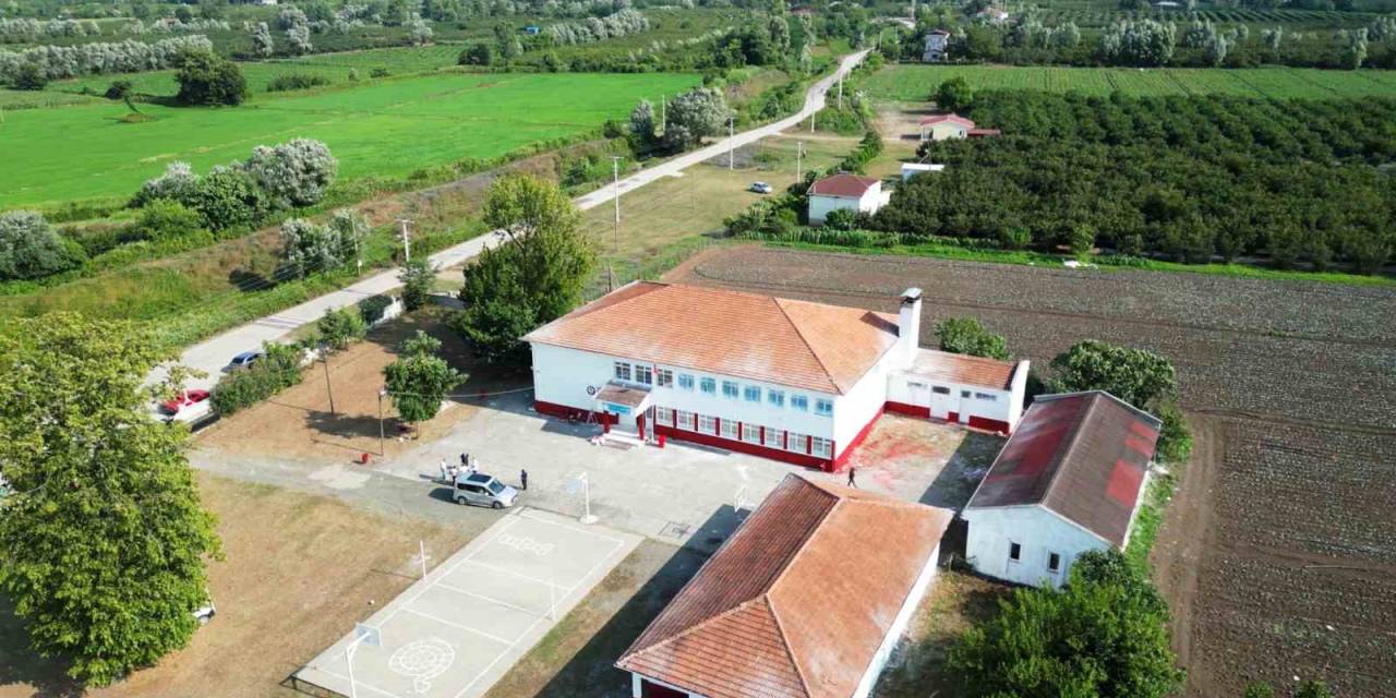 Taraftarlar Okulu Kırmızı-beyaza Boyadı