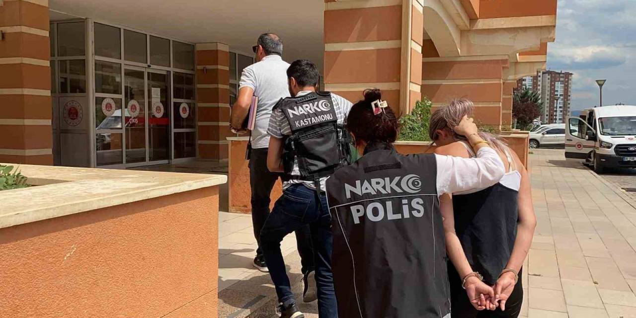 Trafik Ekibinin Durdurduğu Motosikletteki Şahısların Üzerinden Uyuşturucu Çıktı: 2 Tutuklama