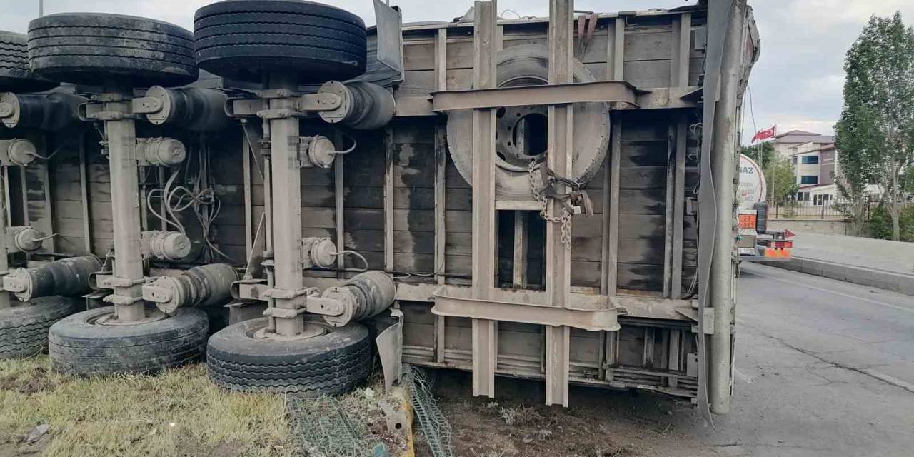 Freni Boşalan Tır Dehşet Saçtı