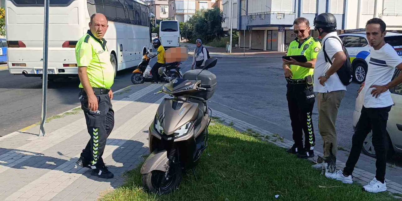 Kaldırımdaki Trafik Levhasına Çarpan Motorlu Bisikletin Sürücü Yaralandı