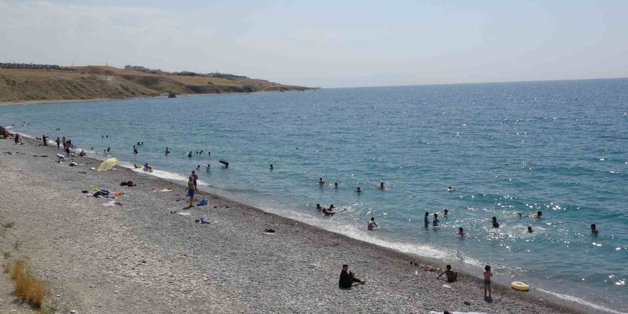 Van Gölü Mavi Bayraklı Plajıyla Tatilcilerin Akınına Uğradı
