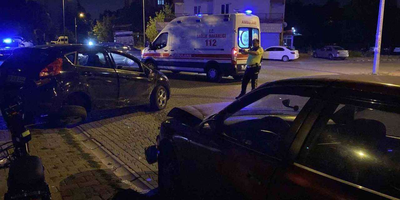 Kazada Savrulan Otomobil Park Halindeki Otomobile Çarptı: 2 Yaralı