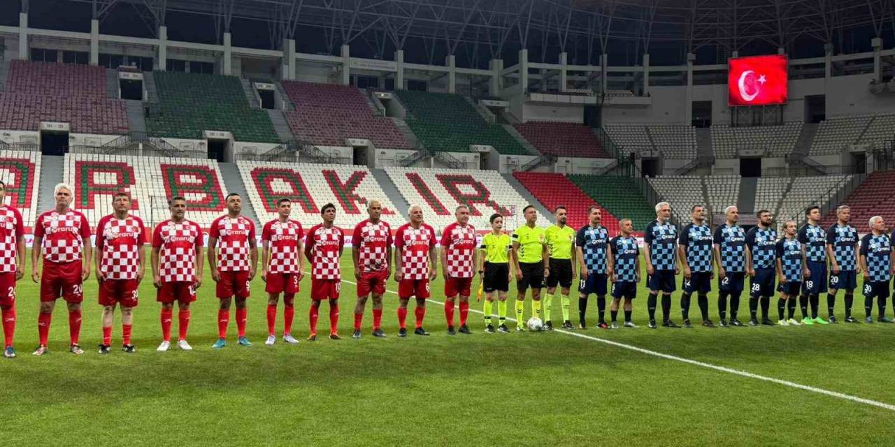 Diyarbakır’da "gösteri Maçı"nda Sahaya Çıkan Bakan Bak’tan "Terörsüz Türkiye" Vurgusu