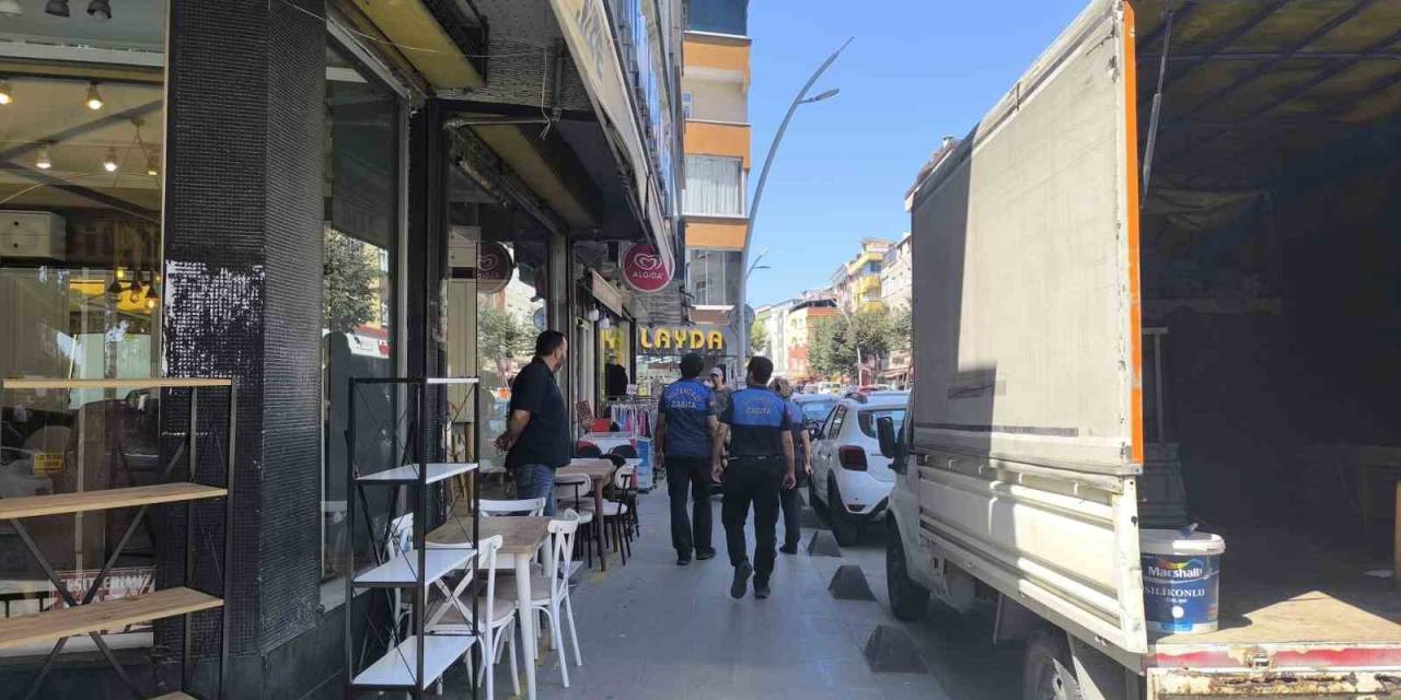 Sultangazi’de Zabıtalardan Kaldırım İşgaline Geçit Yok