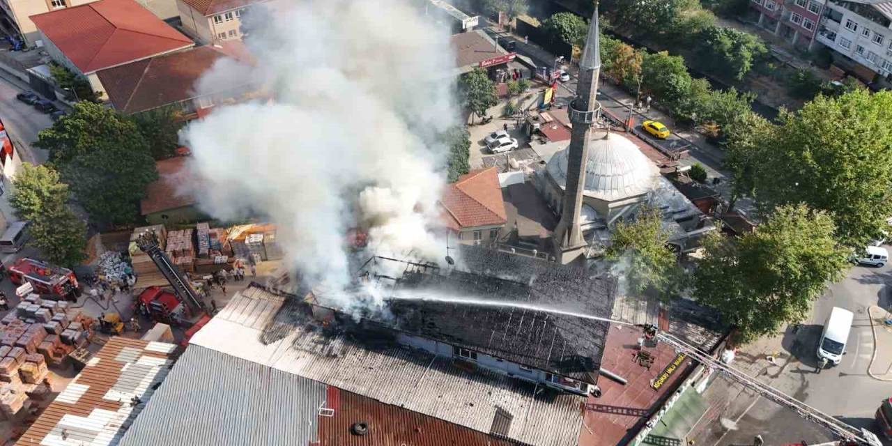 Beykoz’da 3 Katlı Binanın Çatısında Korkutan Yangın