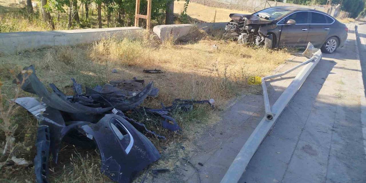 Malazgirt’te Otomobil Direğe Çarptı: 1 Yaralı