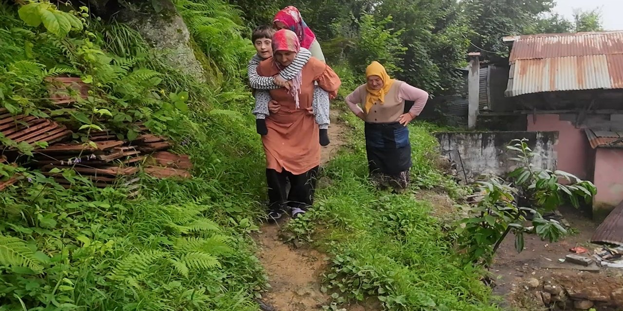 Rize'de Down sendromlu Zümra’yı sırtında taşıyan annesi ve teyzesinden yol isteği