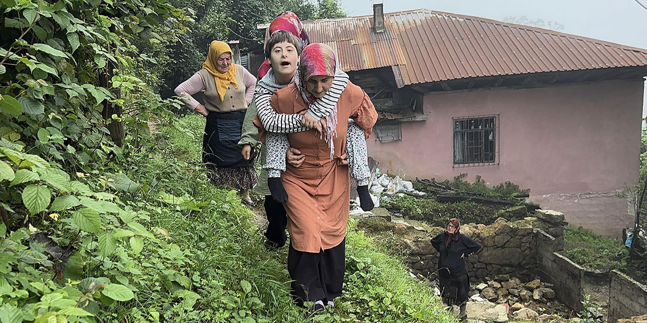 Rize'de Down sendromlu Zümra’yı sırtında taşıyan annesi ve teyzesinden yol isteği