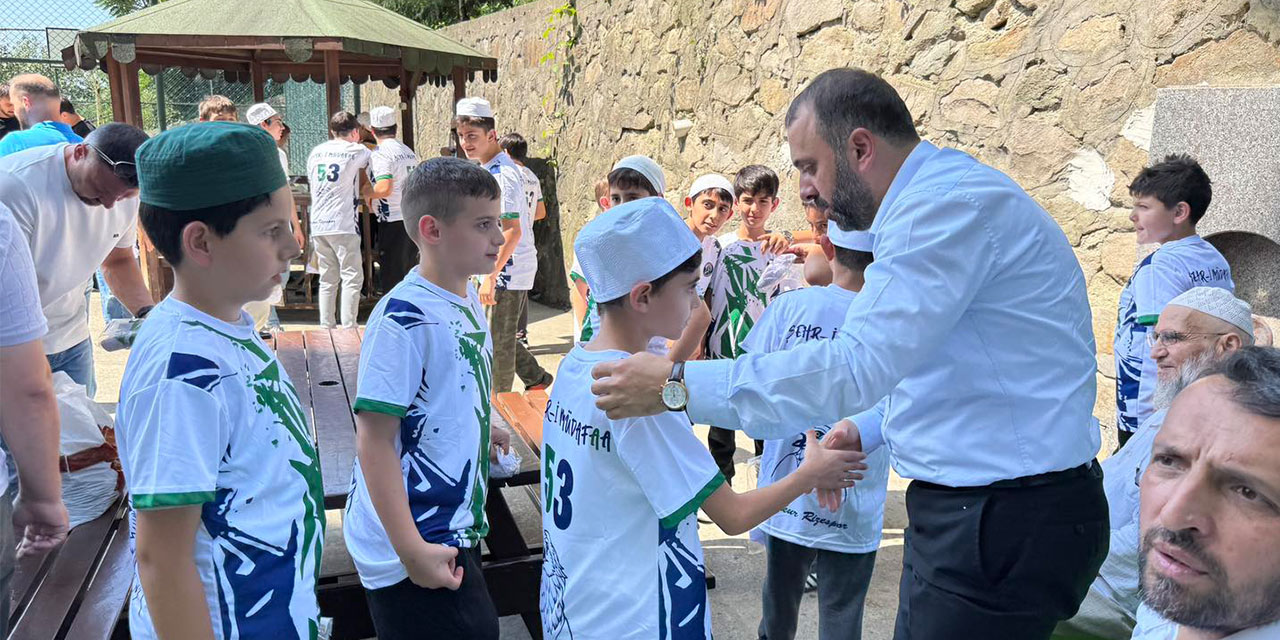 Rize'de Şehr-i Müdafaa Grubu'ndan Kur'an Kursu Öğrencilerine Forma Desteği