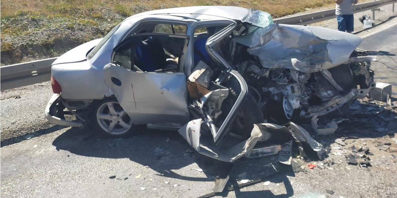 Erzincan'da iki otomobil çarpıştı: 3 ölü, 6 yaralı