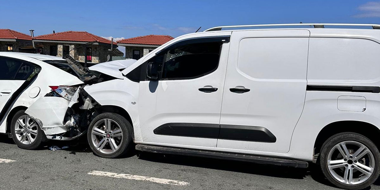 Rize'de hafif ticari araçla otomobil çarpıştı, 1 kişi öldü, 5 kişi yaralandı
