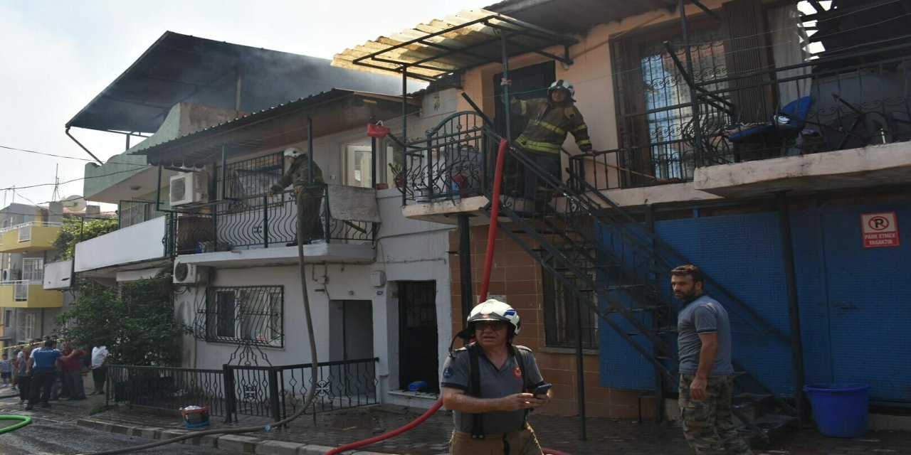İzmir'de hurda deposunda yangın; 4 eve de sıçradı