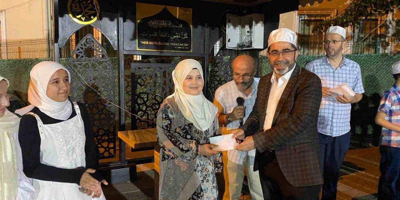 Vefa Gecesinde Kur’an Kursu Öğrencileri Ödüllerini Aldı