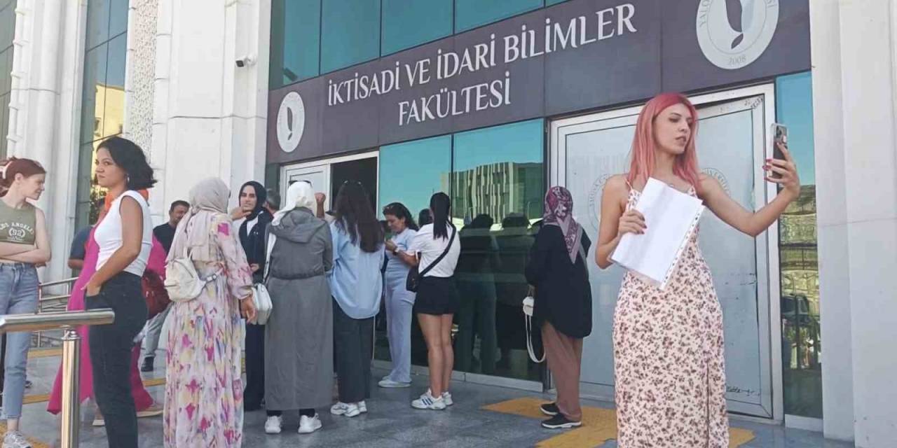 Yalova’da Trafik Kazası Nedeniyle Onlarca Öğrenci Aöf Sınavına Geç Kaldı