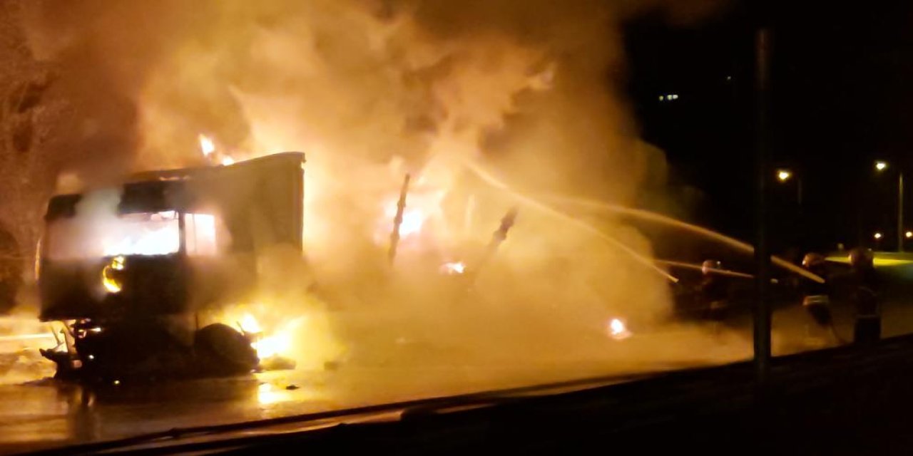 Samsun'da kimyasal madde ve boya yüklü tır 8 kilometre boyunca yandı