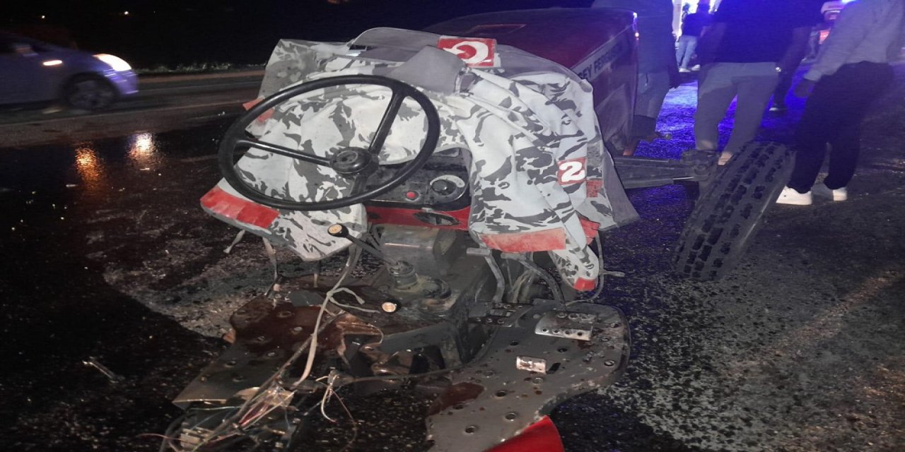 Otomobil ile çarpışan traktör ikiye bölündü: 5 yaralı