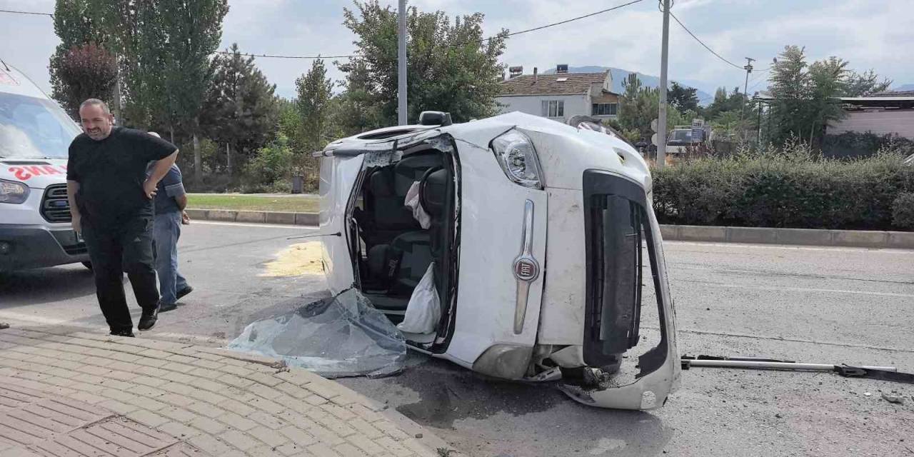 Kontrolden Çıkan Araç Taklalar Attı, 2 Kişi Yaralandı