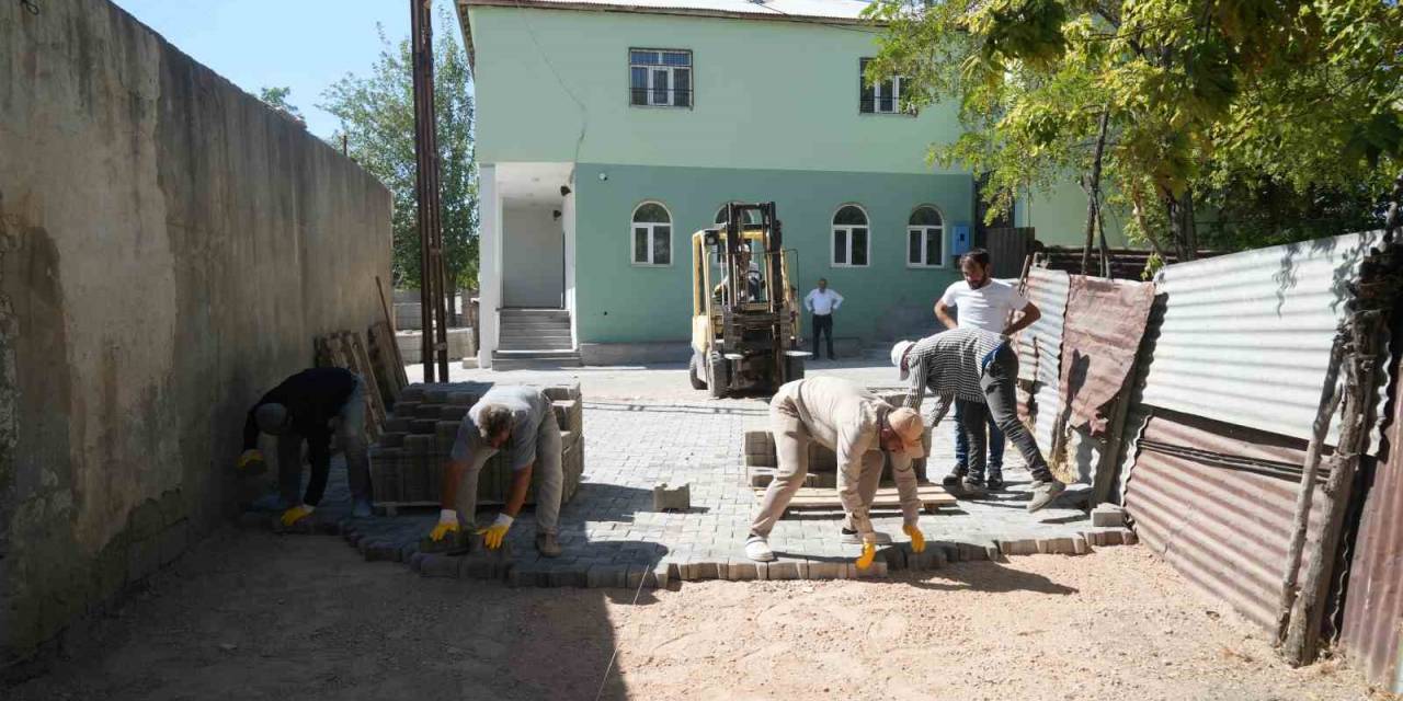 Çamurlu Yol Sorunu Kilitli Parke Taşıyla Çözüme Kavuşuyor