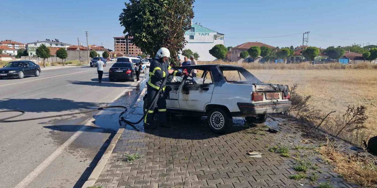 Ağaca Çarpan Otomobil Yandı: 1 Yaralı