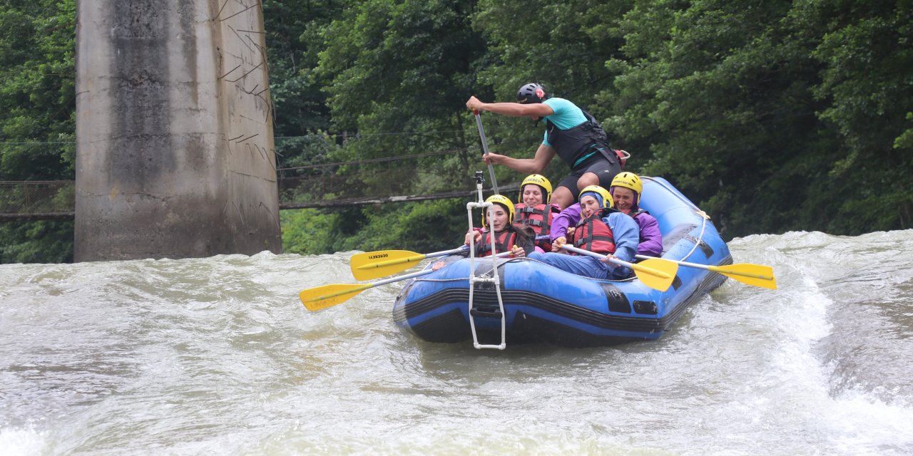 Rize'de yerli ve yabancı turistlerin rafting keyfi