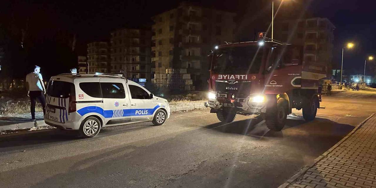 İnşaat Malzemelerinin Yanındaki Otluk Alan Ateşe Verildi
