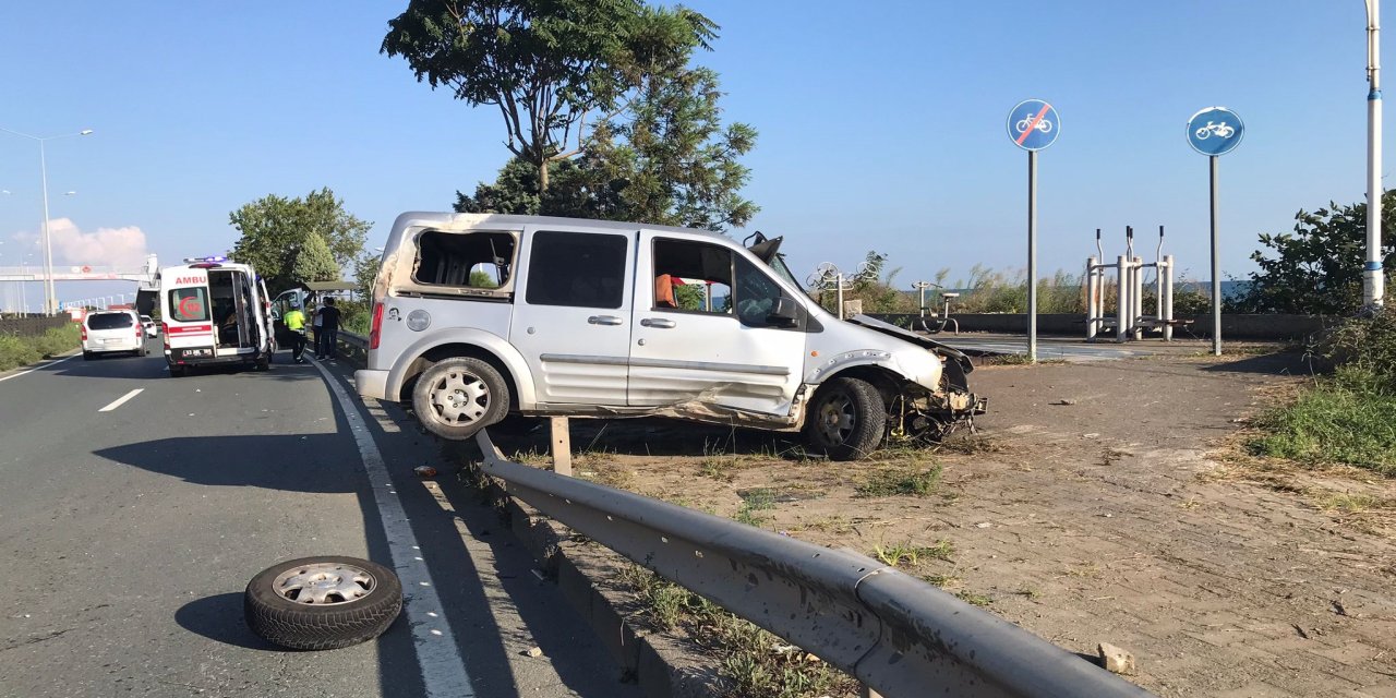 Rize'de hafif ticari araç bariyerlere çarptı: 2 yaralı