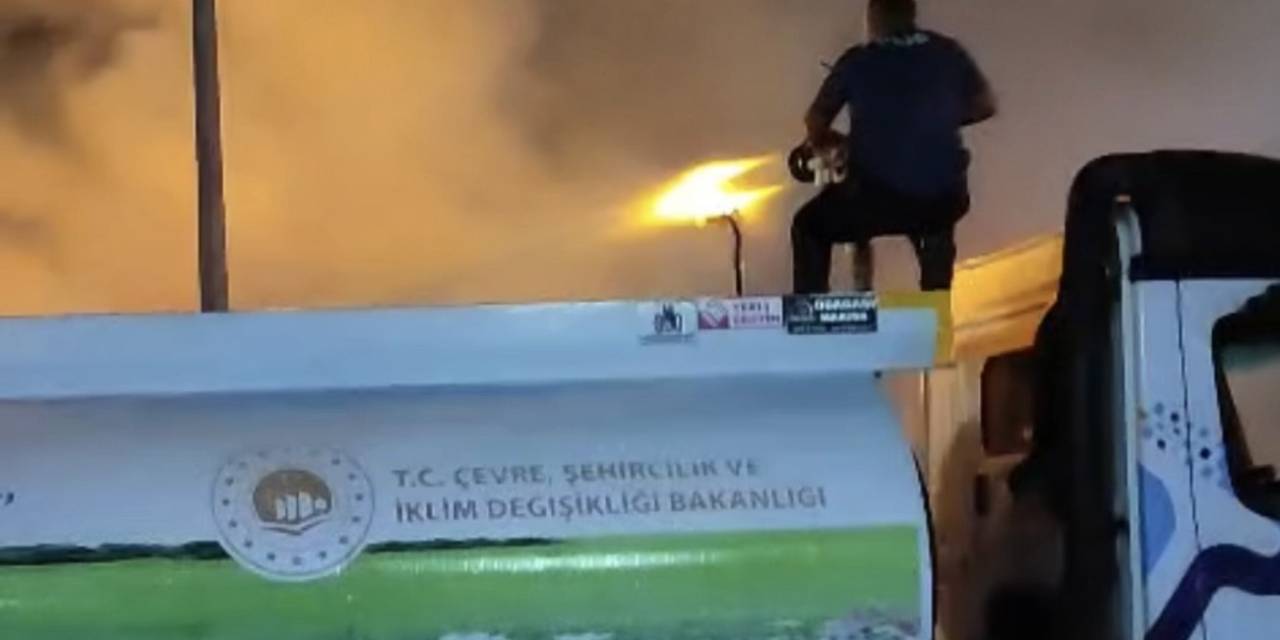 Polis Yanan Kamyonu Sulama Tankeriyle Söndürdü