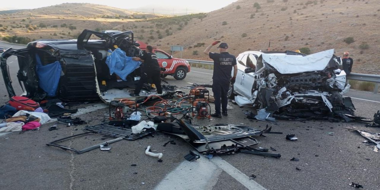 Otomobil ile hafif ticari aracın çarpıştığı kazada 4 ölü, 2 yaralı