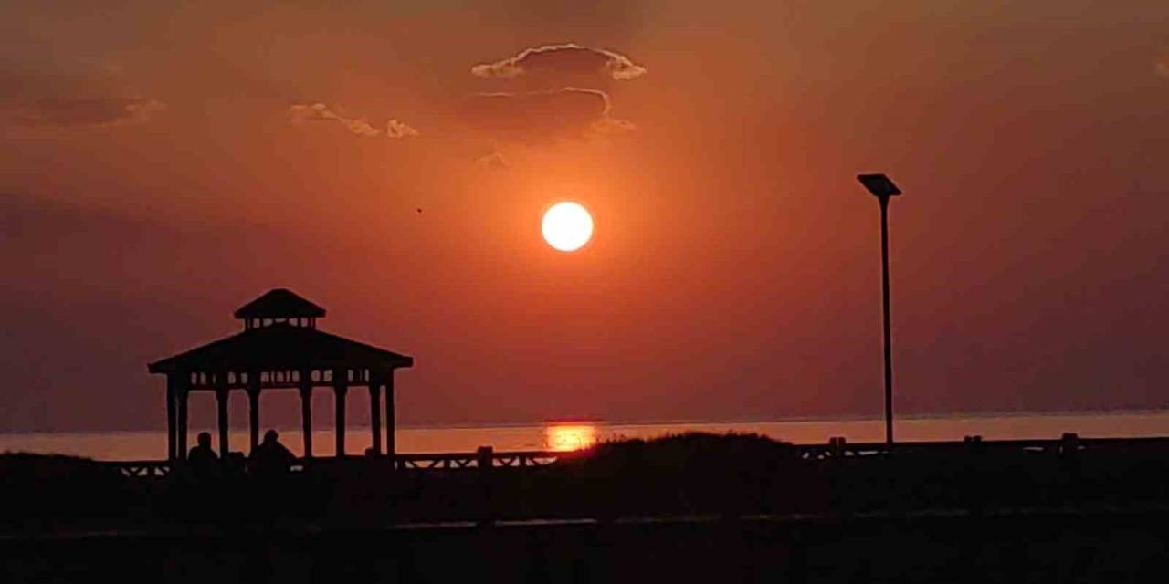 Gün Batımı Van Gölü’nde Seyirlik Bir Güzellik Sunuyor