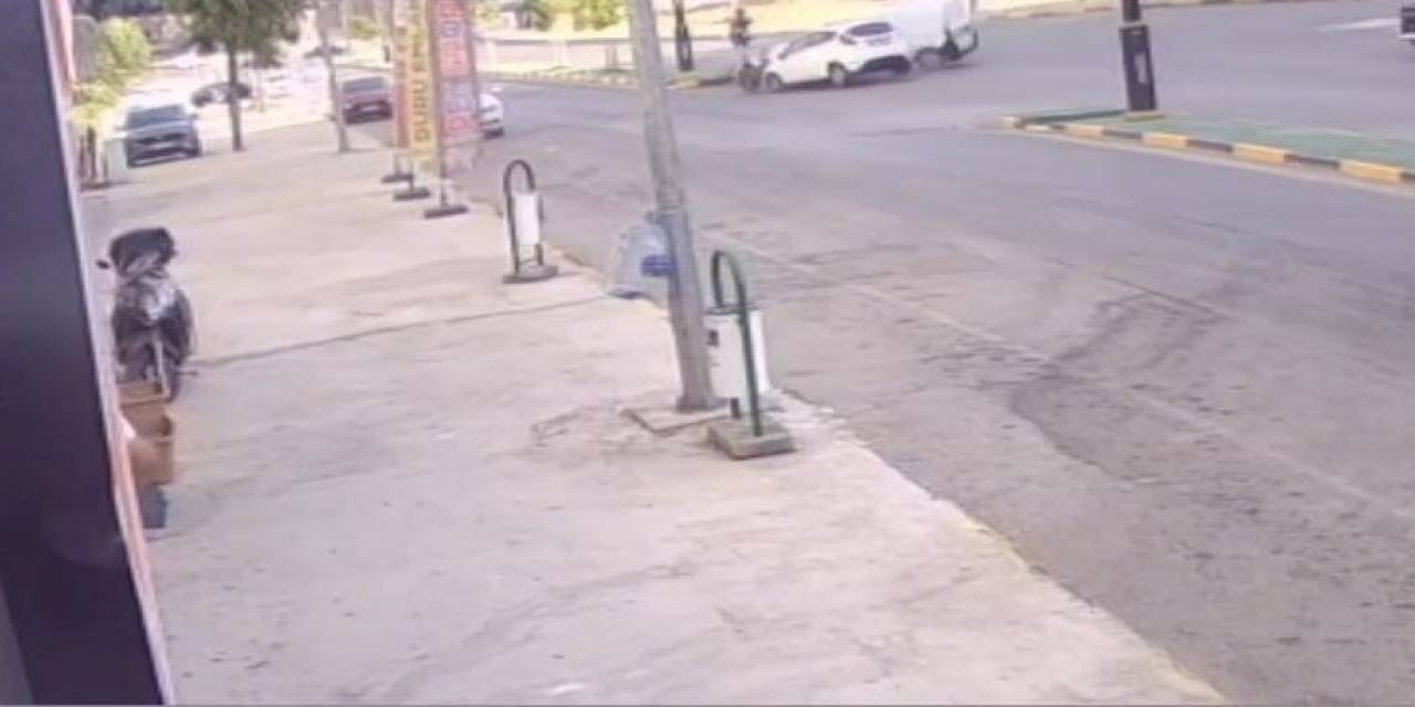 Hafif Ticari Araçla Çarpışan Otomobil Apartmanın Bahçesine Uçtu: 3 Yaralı