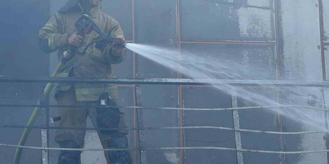 İzmir’de Mobilya Atölyesinde Yangın