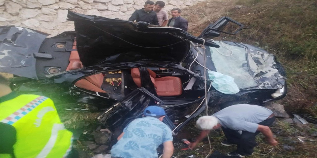 Otomobil, 5 metre yükseklikten menfezin önüne uçtu: 2 ölü, 3 yaralı