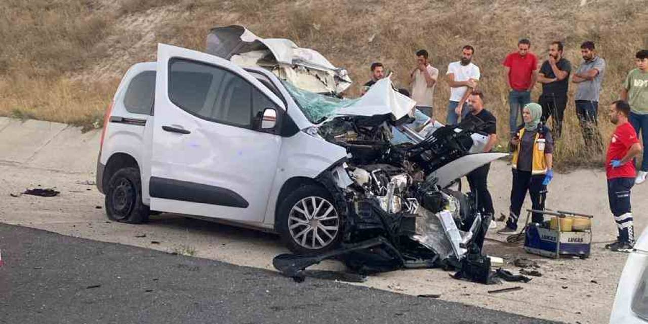 Hafif Ticari Araç Tıra Arkadan Çaptı: 1 Ölü, 1 Yaralı