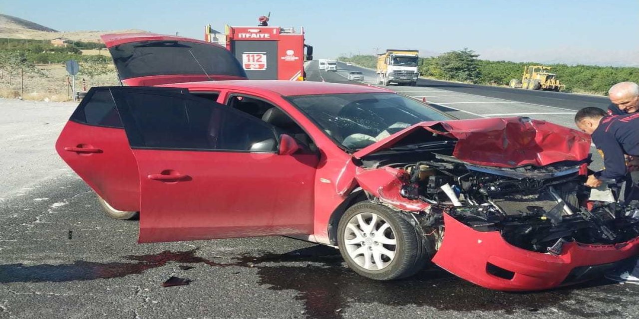 Malatya'da otomobil çekiciye çarptı: 5 yaralı