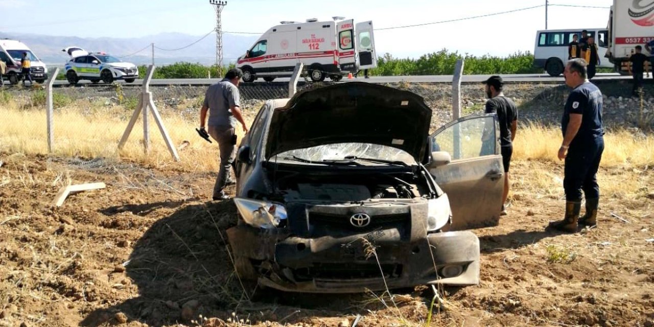 Malatya'da otomobil devrildi; emniyet müdür yardımcısı ile ailesi yaralı