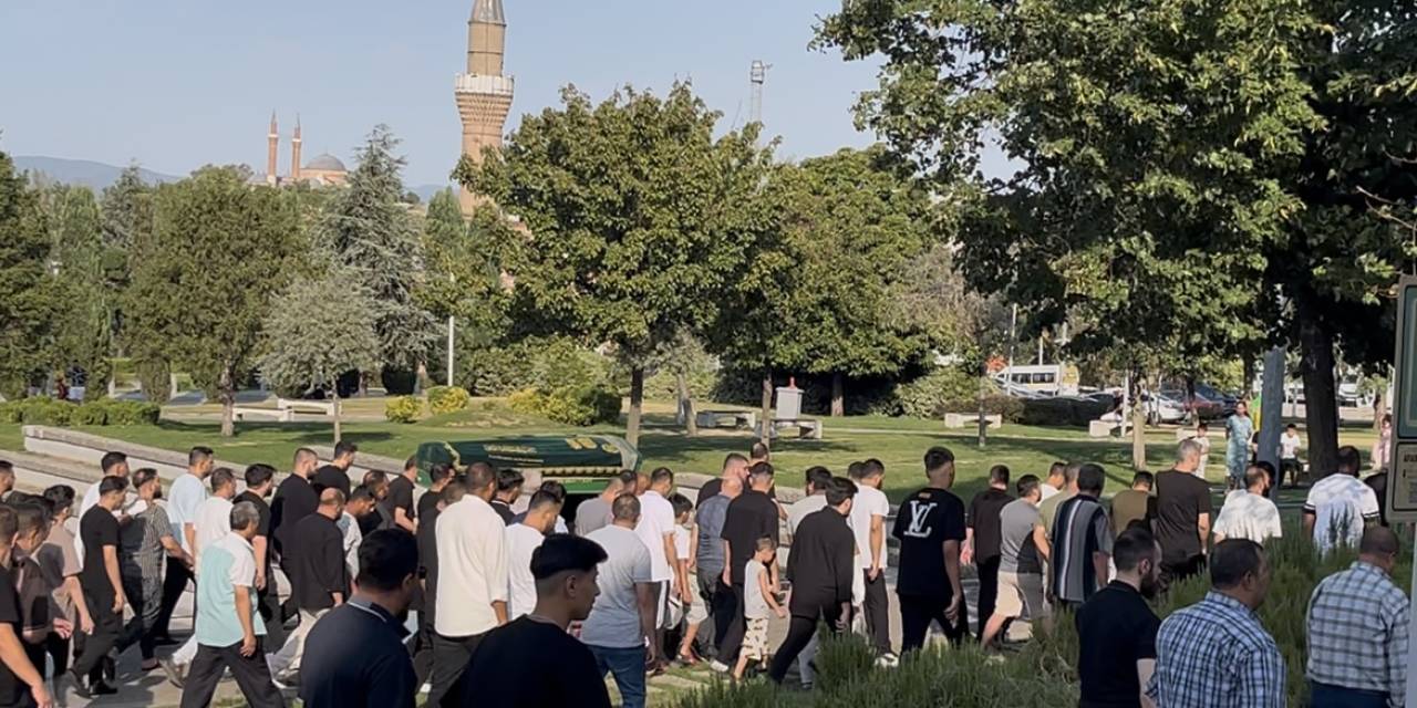 Eski Kocası Tarafından Bıçaklanarak Öldürülen Kadın Toprağa Verildi