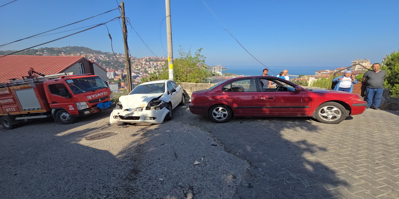 Zonguldak'ta freni arızalanan otomobilin 2 araca çarpması sonucu 4 kişi yaralandı