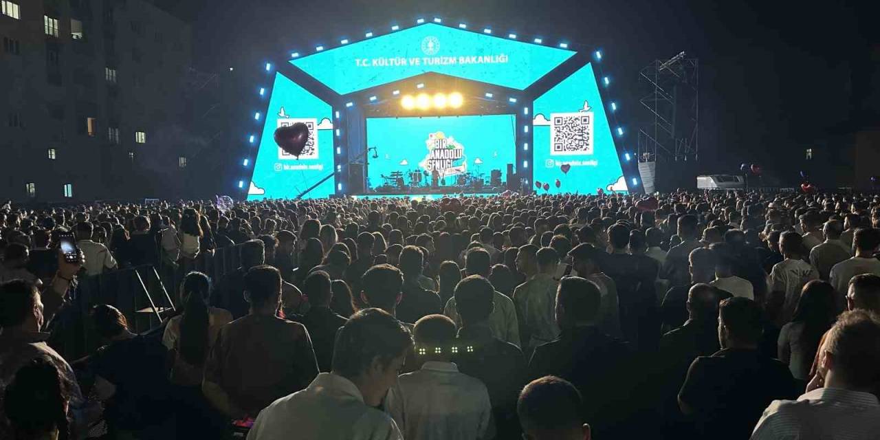 Merve Özbey’den Yüksekova’da Konser