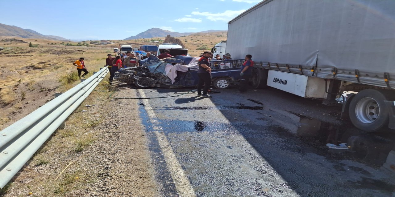 Hakkari'de kamyonet ile TIR çarpıştı; 4 ölü, 2 yaralı