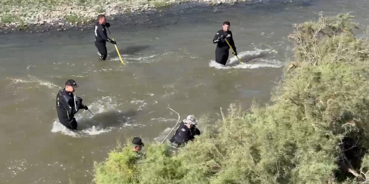 Nehre uçan otomobilden suya düşüp kaybolan İlknur aranıyor