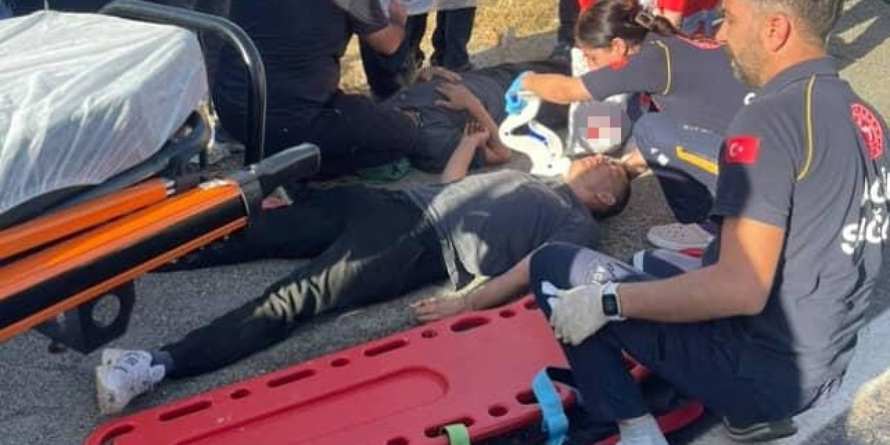 Seyir Halindeki Aracın Tekeri Patladı: Baba Ve Oğlu Yaralandı