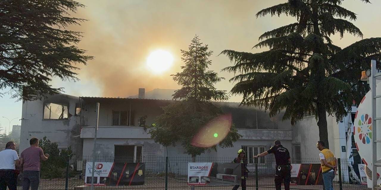Kayseri’de Hırdavat Dükkanındaki Yangın Fabrikaya Sıçradı